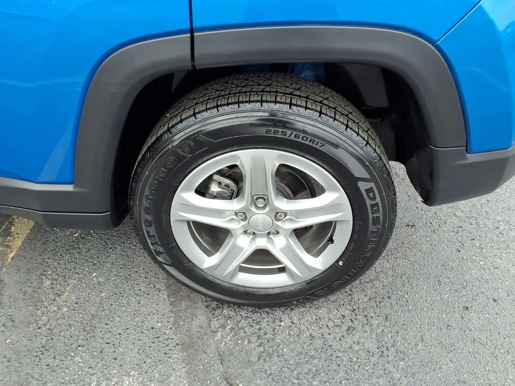 Used 2023 Blue Jeep Latitude image 22