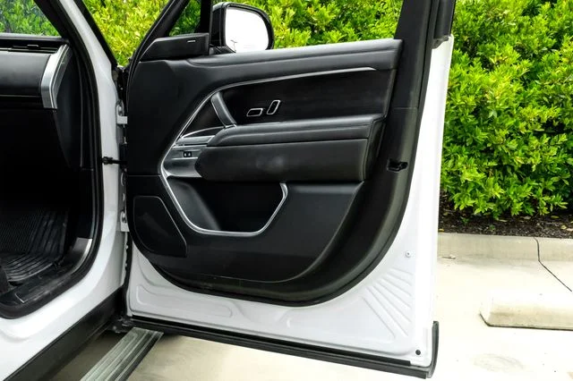 Used 2024 White Land Rover SE image 55