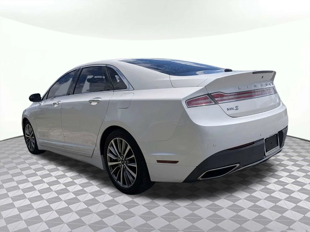 Used 2017 White Lincoln Premiere image 5
