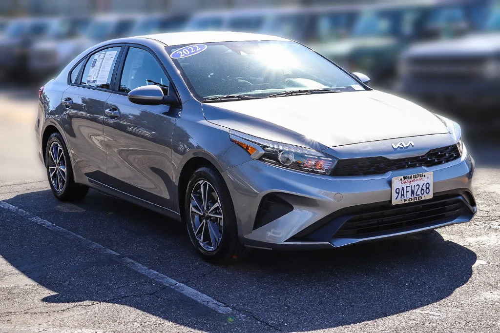 Used 2022 Gray Kia LXS image 3