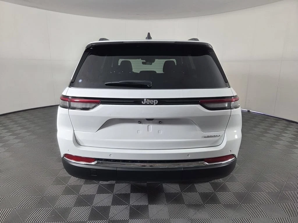 New 2026 Bright White Clear-Coat Exterior Paint Jeep Laredo X image 18