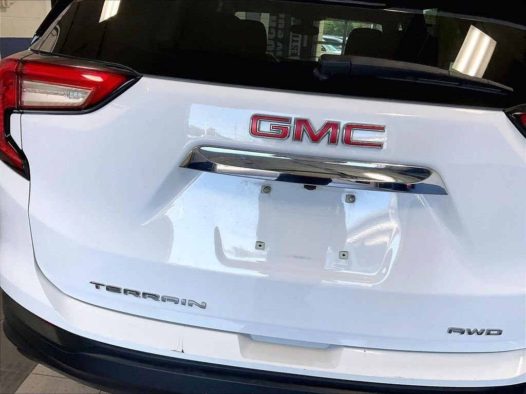 Used 2024 White GMC SLE image 28