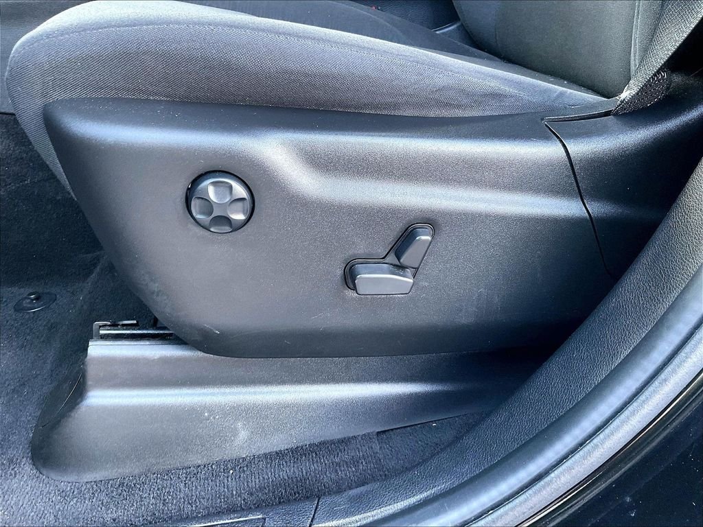 Used 2022 Black Dodge SXT image 28