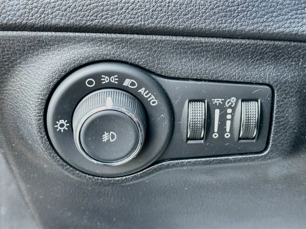 Used 2019 Silver Jeep Trailhawk image 10