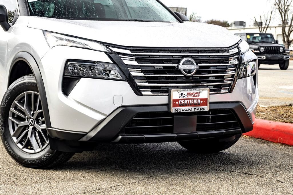 Used 2025 Silver Nissan S image 3