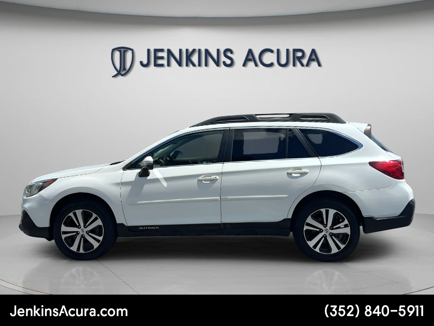Used 2019 Crystal White Pearl Subaru Limited image 6