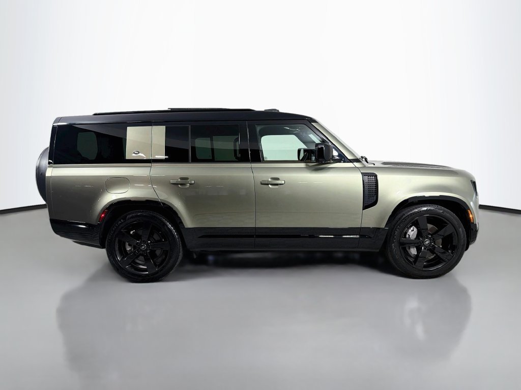 Certified Used 2023 Green Land Rover X-Dynamic SE image 4