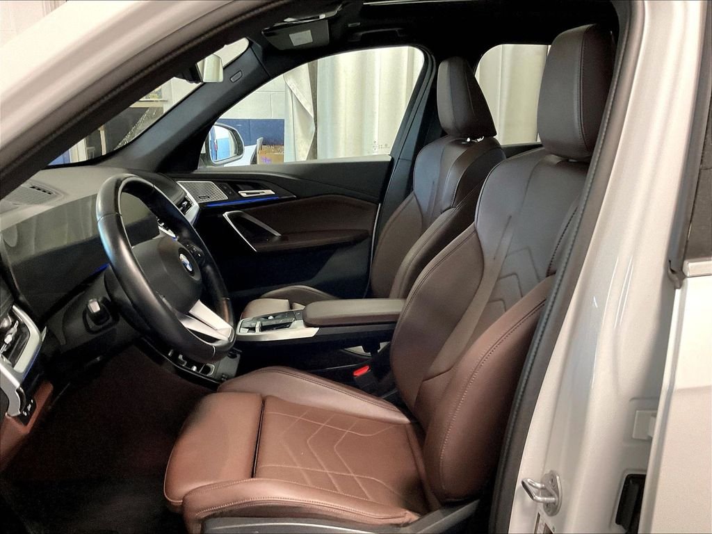 Used 2025 White BMW xDrive28i image 10