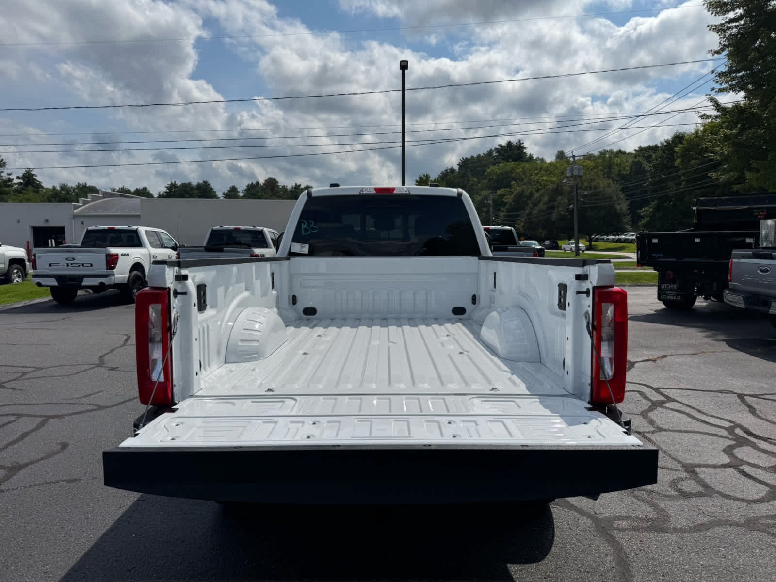 New 2027 Oxford White Ford XLT image 5