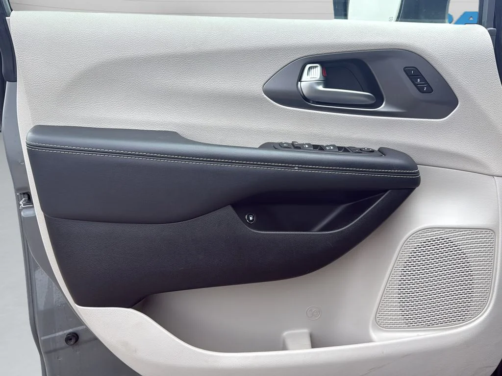 Used 2023 White Chrysler Touring L image 10