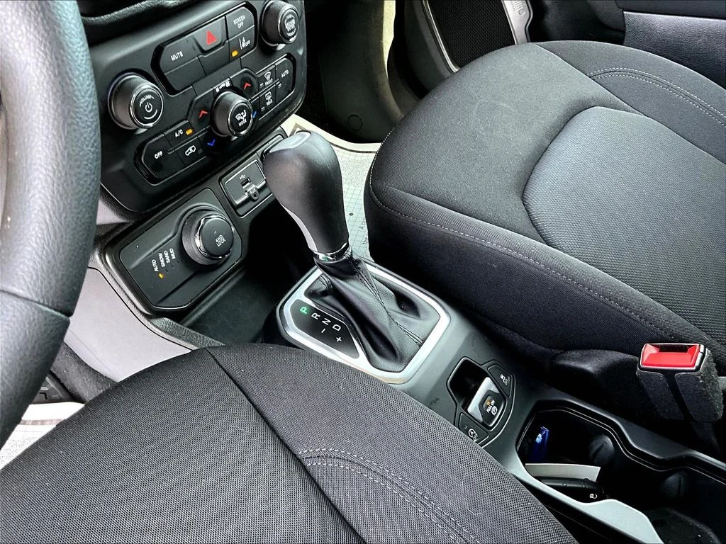 Used 2023 Alpine White Jeep Latitude image 16