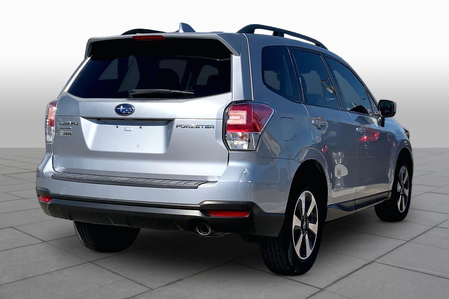 Used 2018 Ice Silver Metallic Subaru Premium image 11
