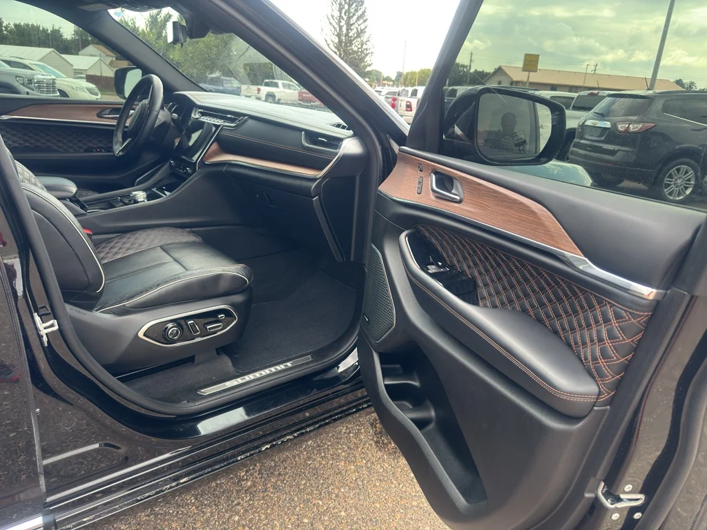 Used 2022 Diamond Black Crystal Pearlcoat Jeep Summit image 14
