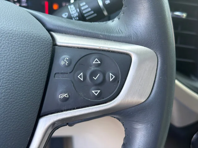 Used 2022 WHITE FROST TRICOAT GMC Denali image 26