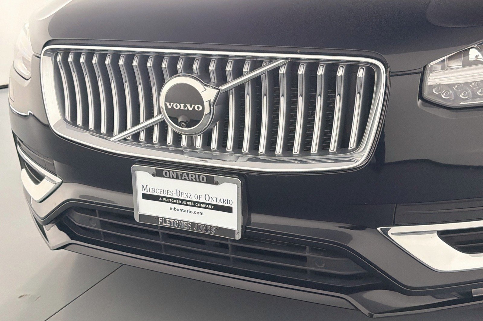 Used 2024 Onyx Black Metallic Volvo Ultimate Bright Theme image 14