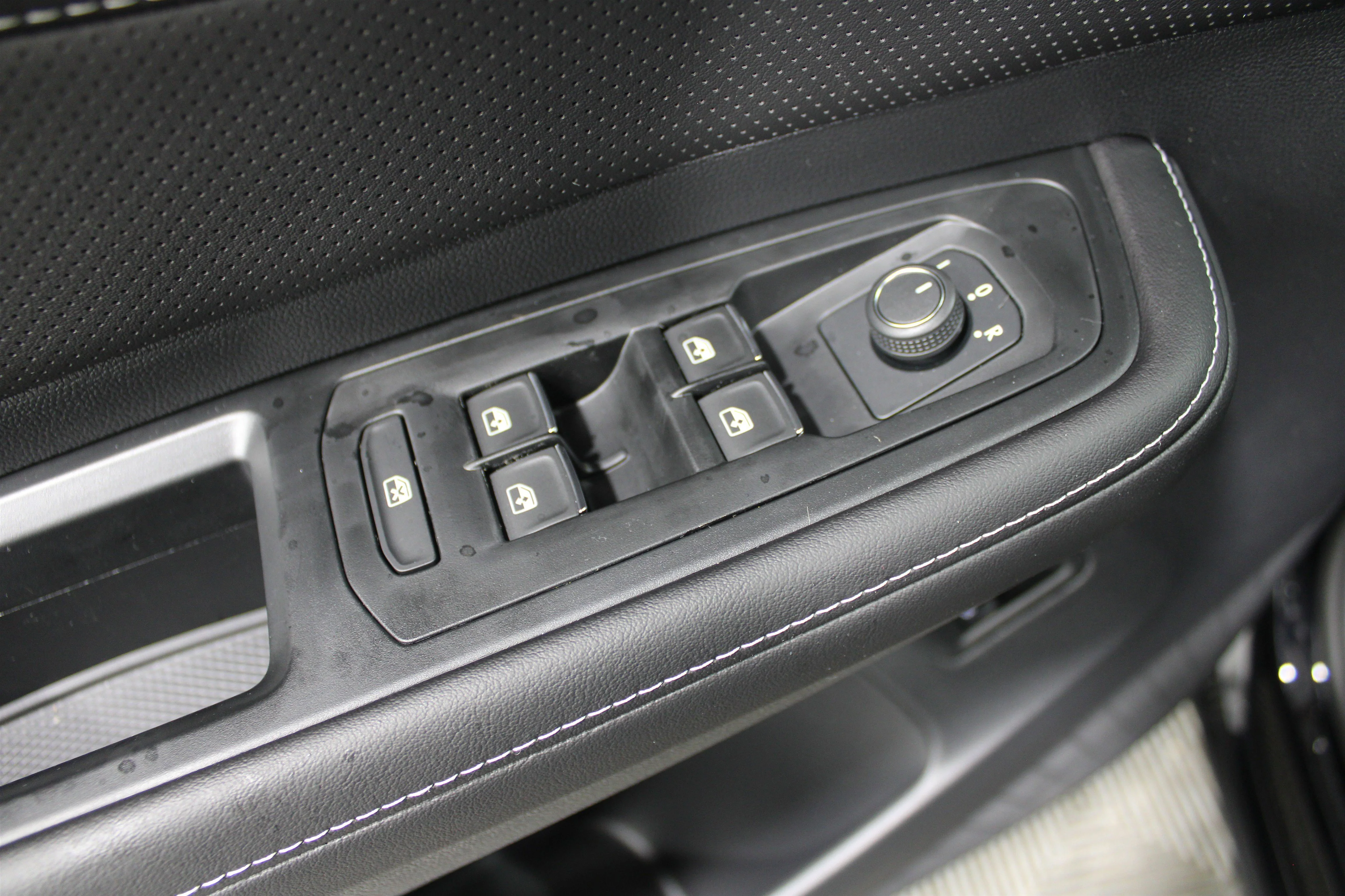 New 2026 Deep Black Pearl Volkswagen 2.0T SE w/Technology image 7