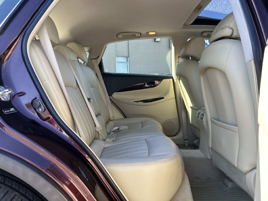 Used 2017 Black INFINITI Base image 16