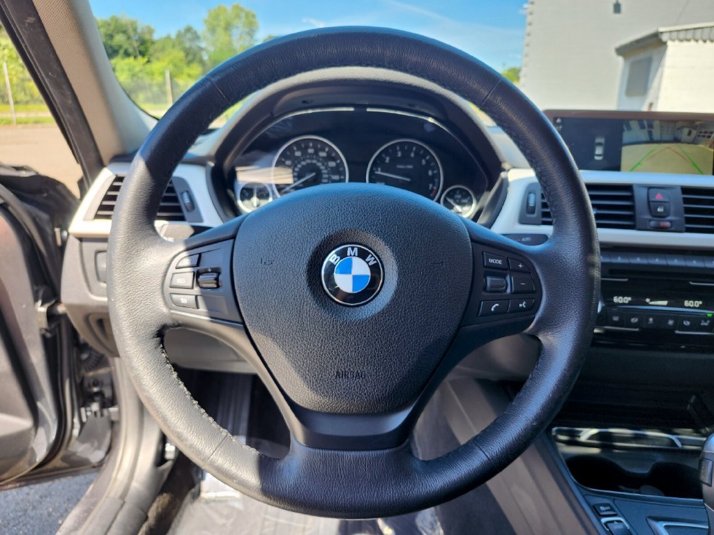 Used 2018 Gray BMW 320i xDrive image 28
