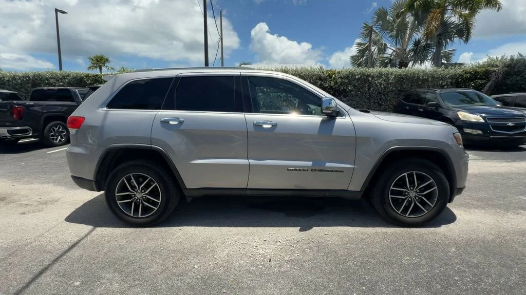 Used 2018 Billet Silver Metallic Jeep Limited image 9