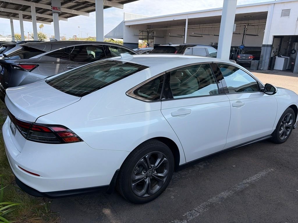 Used 2023 White Honda EX image 27