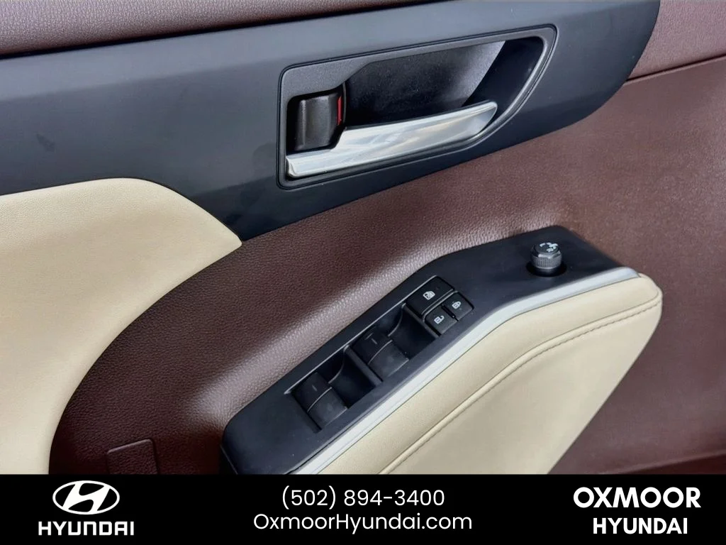 Used 2022 Wind Chill Pearl Toyota Hybrid XLE image 18