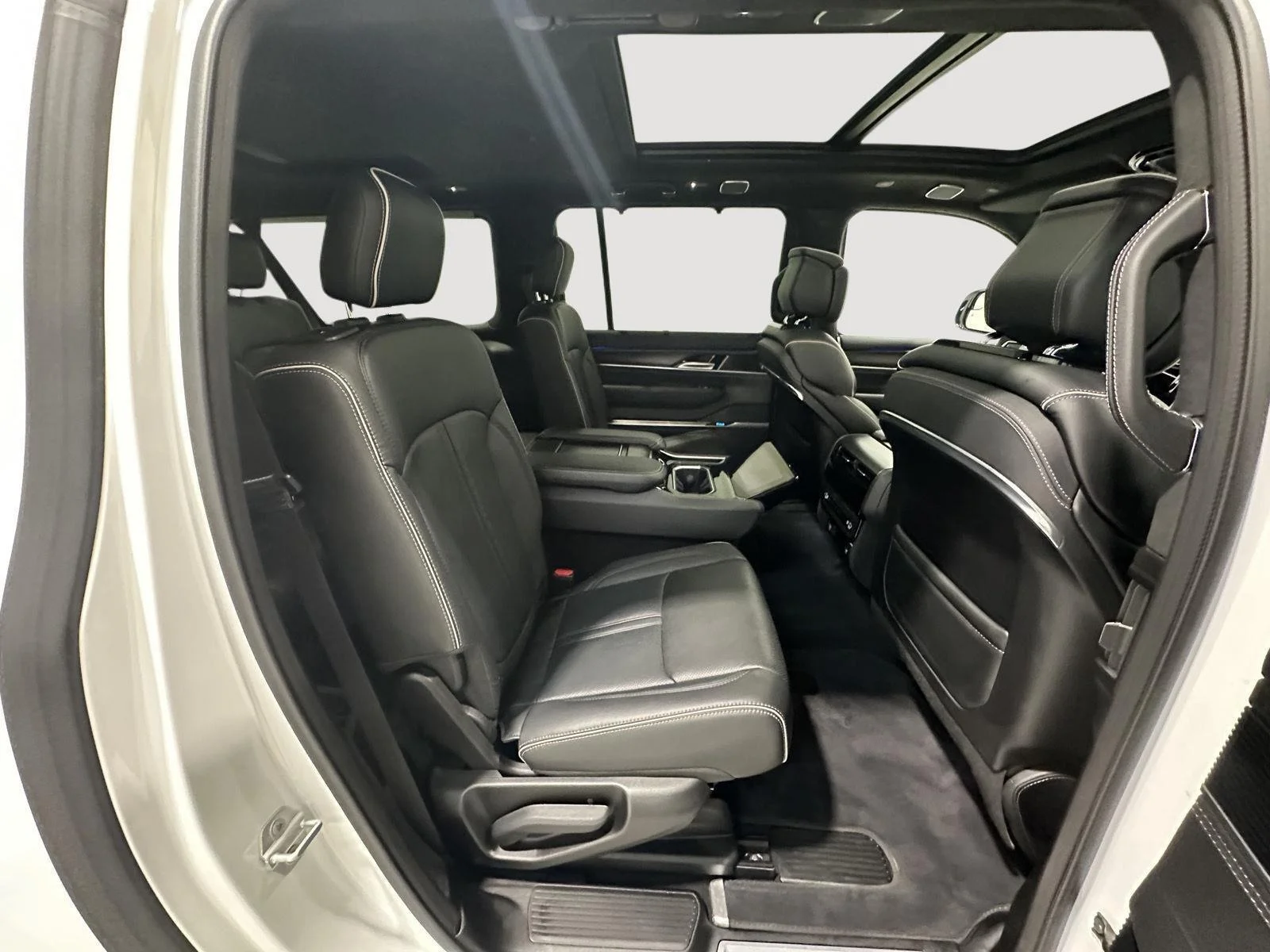 Used 2024 White Jeep Series II image 27