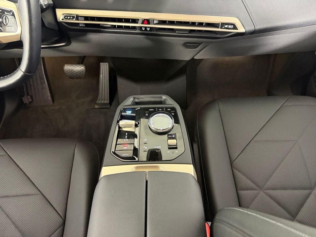 Used 2023 White BMW xDrive50 image 14