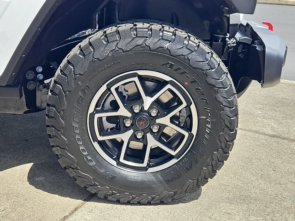 New 2026 Bright White Clear-Coat Exterior Paint Jeep Rubicon image 21