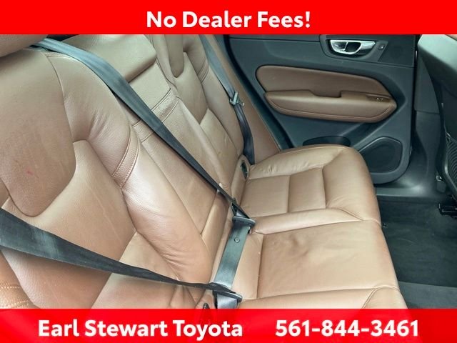Used 2019 White Volvo T5 Momentum image 35