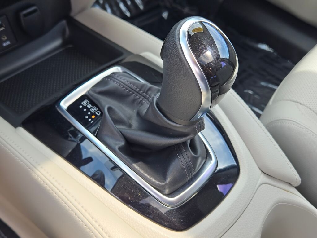 Used 2018 Silver Nissan SL image 25