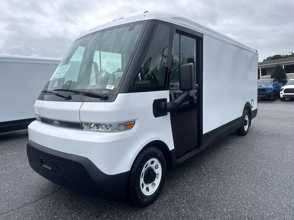 Used 2025 White Chevrolet 600 image 1