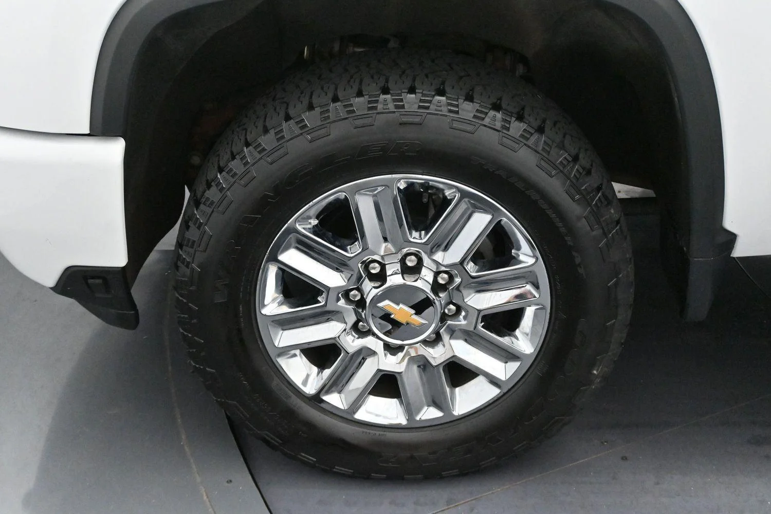Used 2024 Summit White Chevrolet High Country image 31