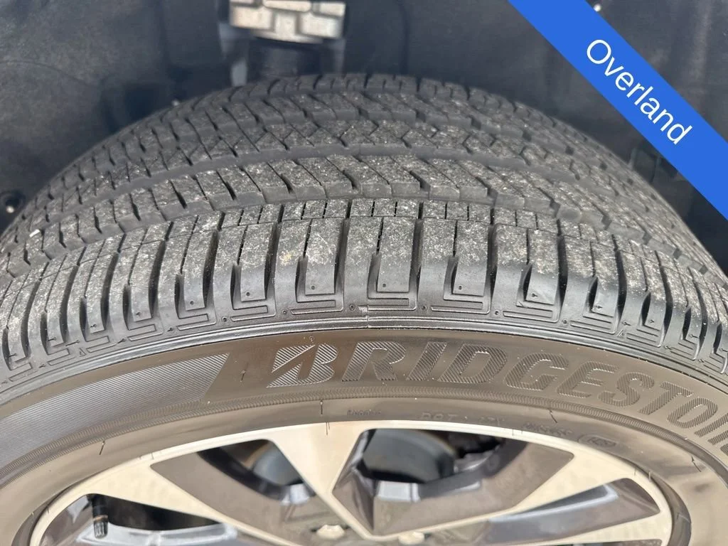 Used 2025  Jeep Overland image 37