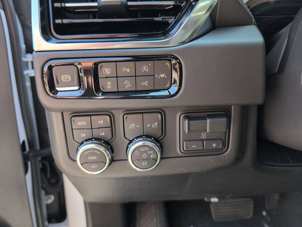 2026 GMC Yukon XL Denali - Photo 18