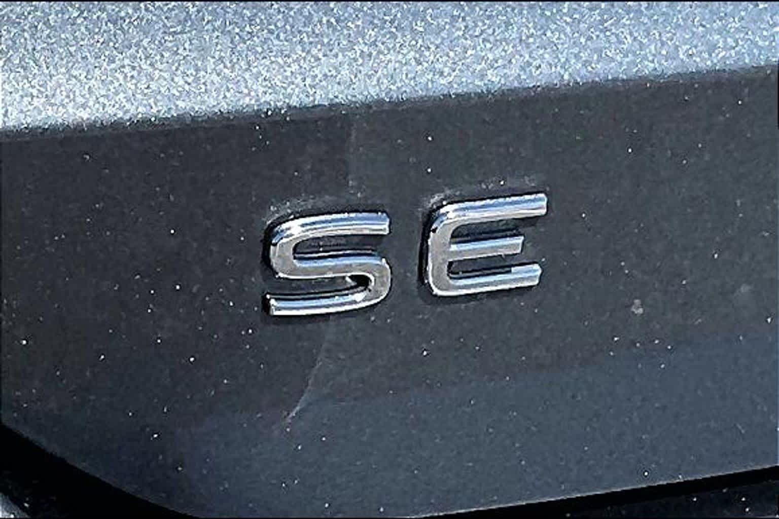Used 2024 Platinum Gray Metallic Volkswagen SE image 31