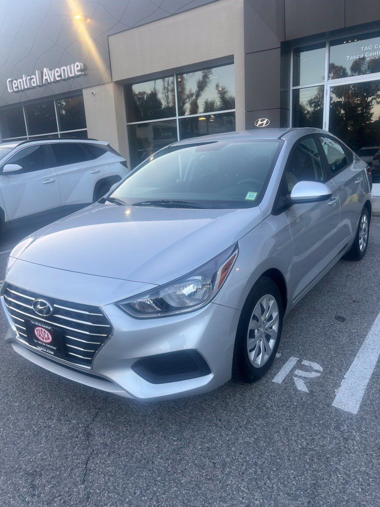 Used 2021 Silver Hyundai SE image 2
