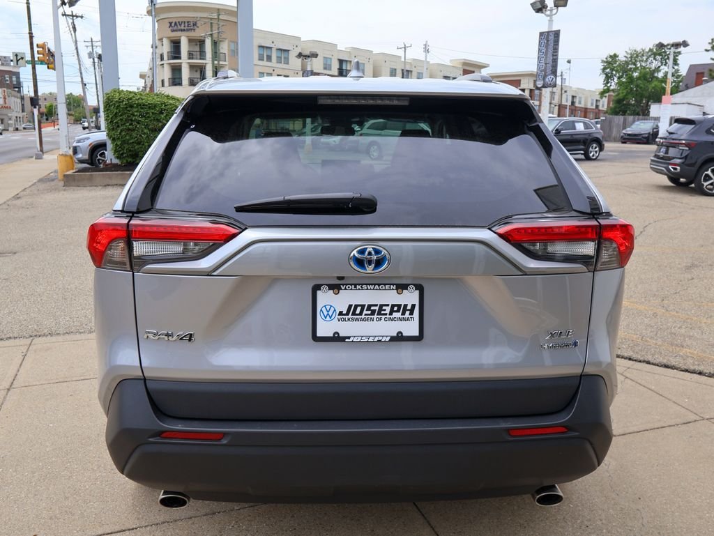 Used 2022 Silver Toyota XLE image 4