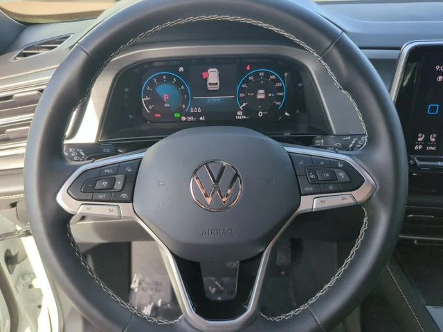 Used 2024 White Volkswagen 2.0T SE w/Technology image 24