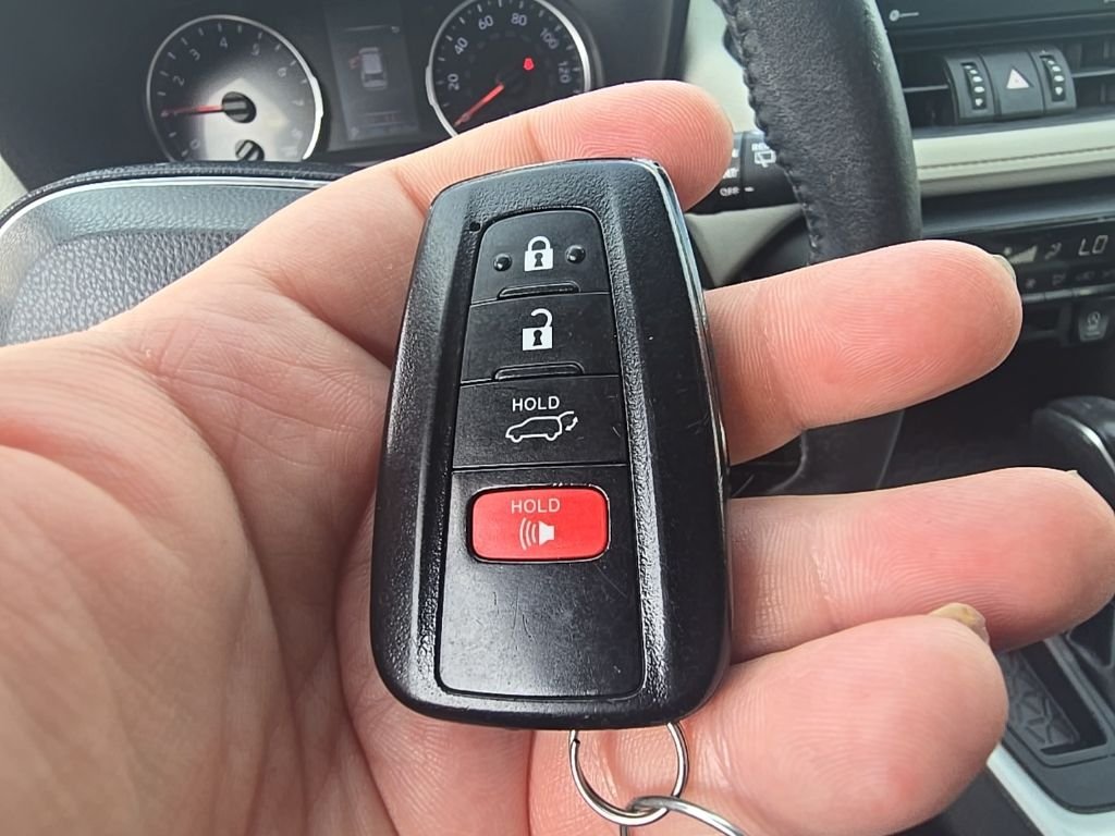 Used 2020  Toyota XLE Premium image 20