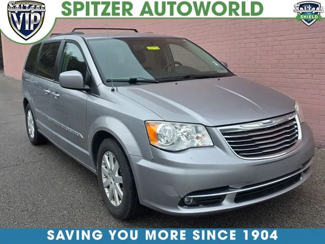 2014 Chrysler Town & Country Touring's photo