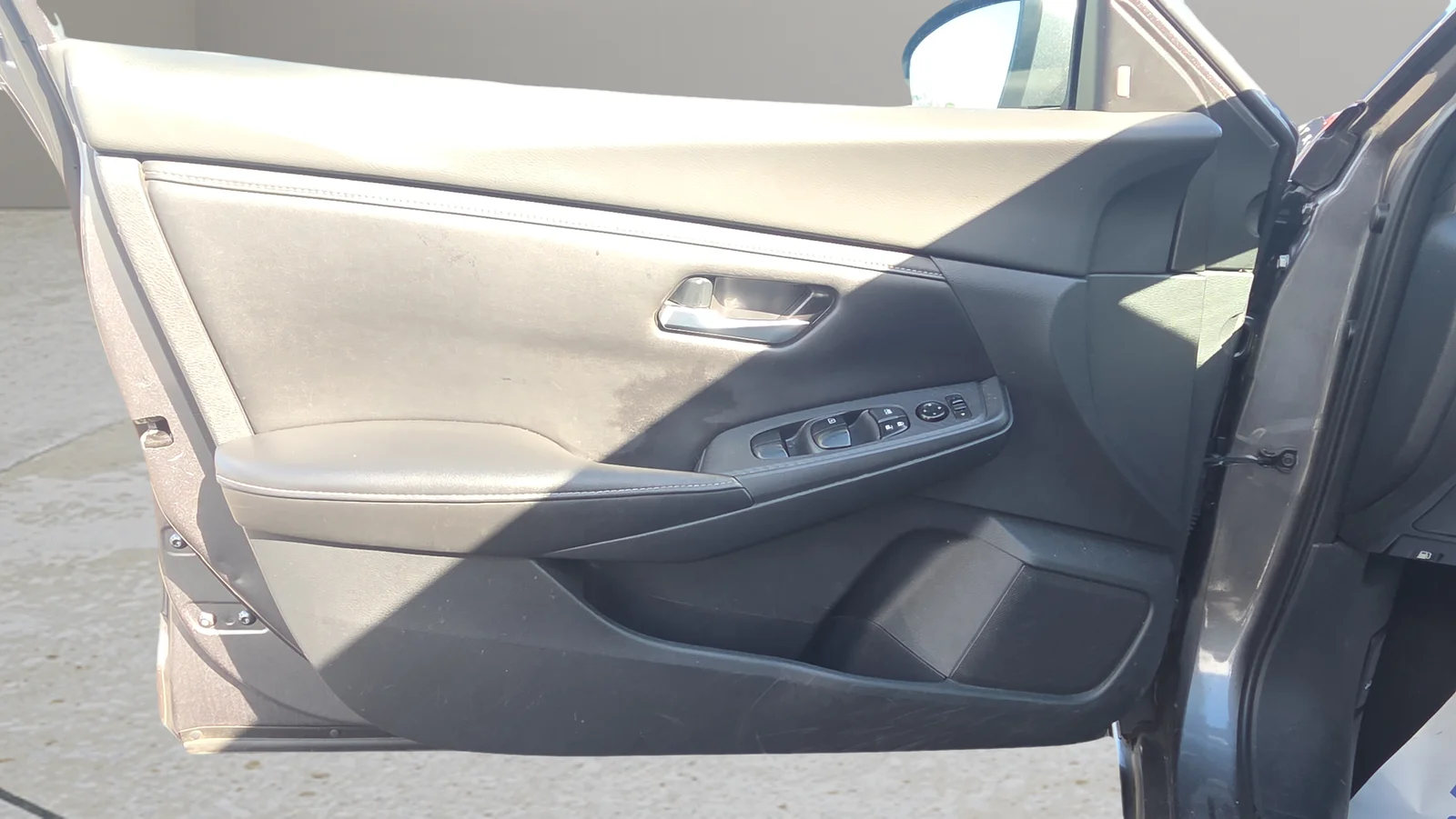 Used 2022 Gray Nissan SV image 25