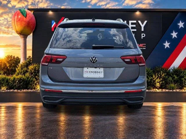 Used 2022 Black Volkswagen SE image 4