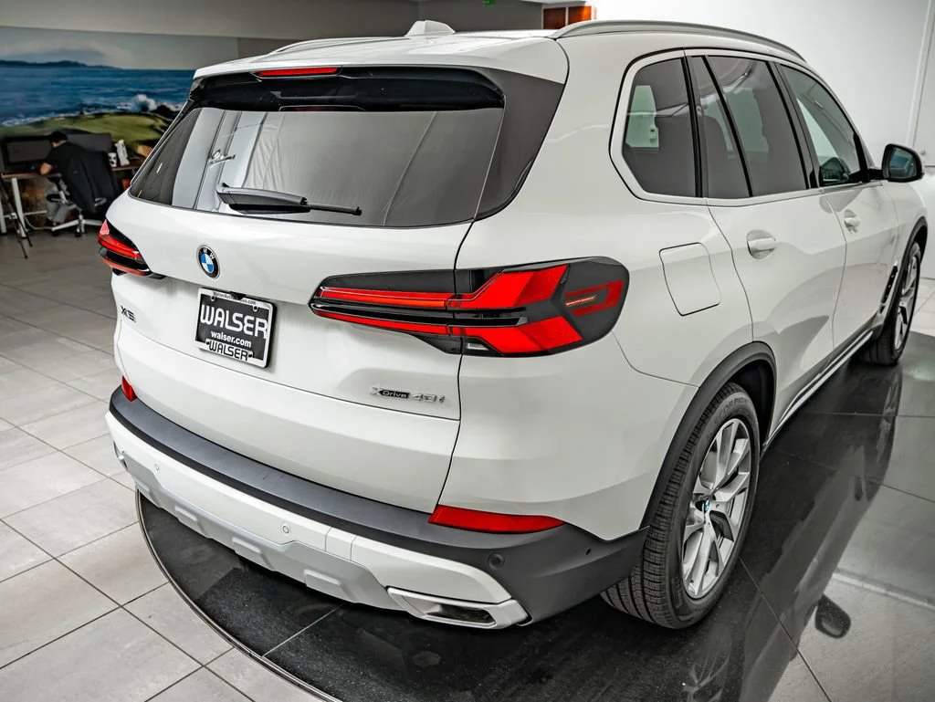 New 2026 Alpine White BMW xDrive40i image 16