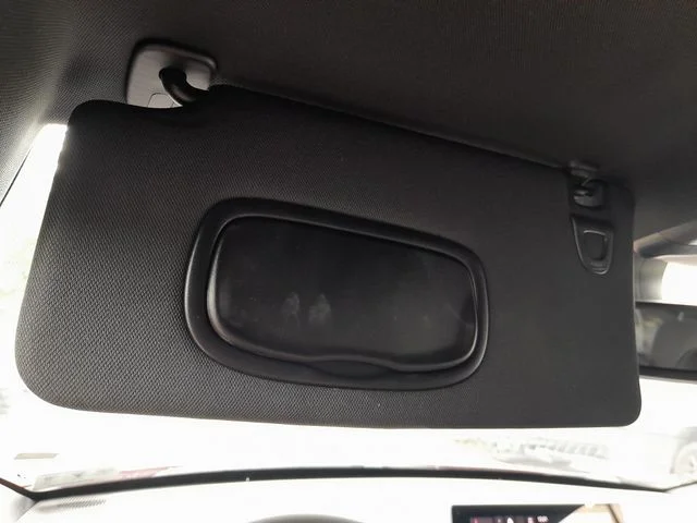 Used 2024  Jeep Latitude image 28