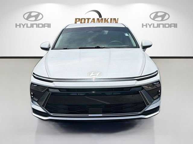 Used 2025 White Hyundai SE image 2