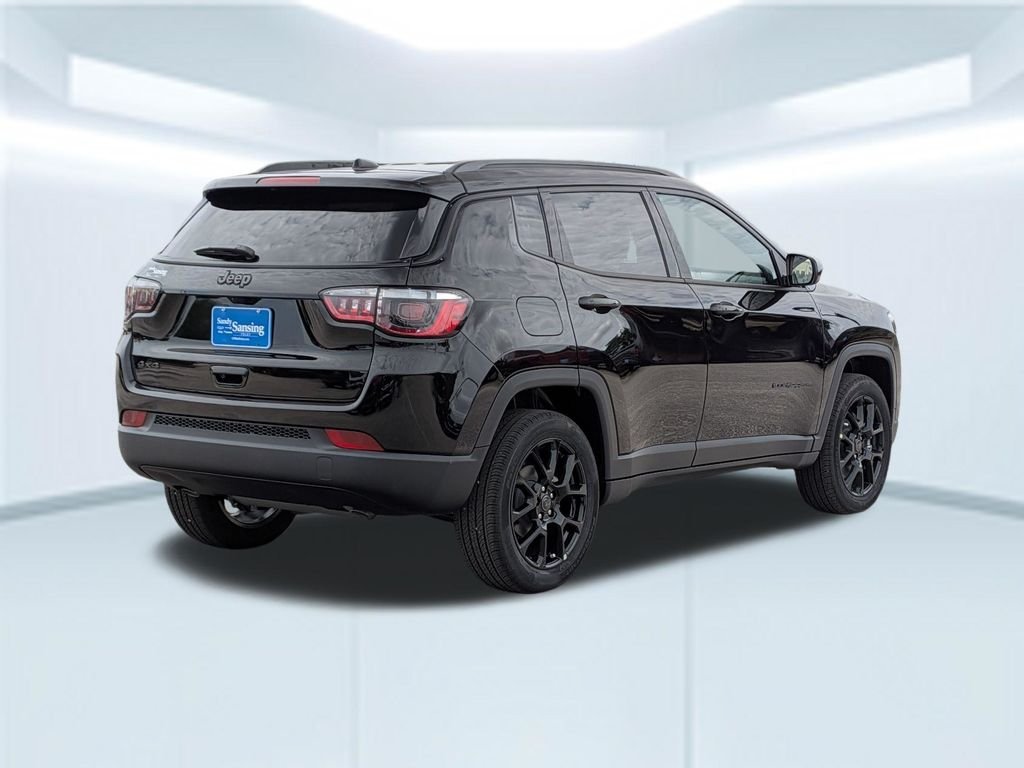 New 2026 Diamond Black Crystal Pearl-Coat Exterior Paint Jeep Latitude image 7