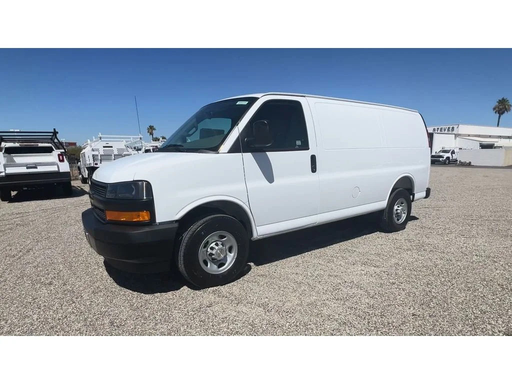 New 2026 Summit White Chevrolet 1WT image 8