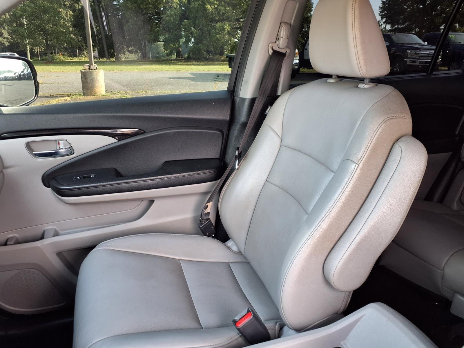 Used 2016 Crystal Black Pearl Honda Touring image 21