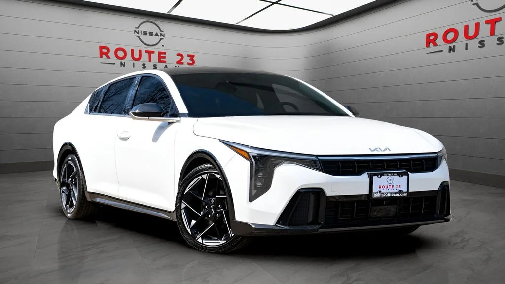 Used 2025 White Kia GT-Line image 3