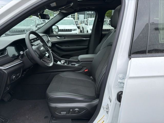 New 2026 Bright White Clear-Coat Exterior Paint Jeep Altitude image 12